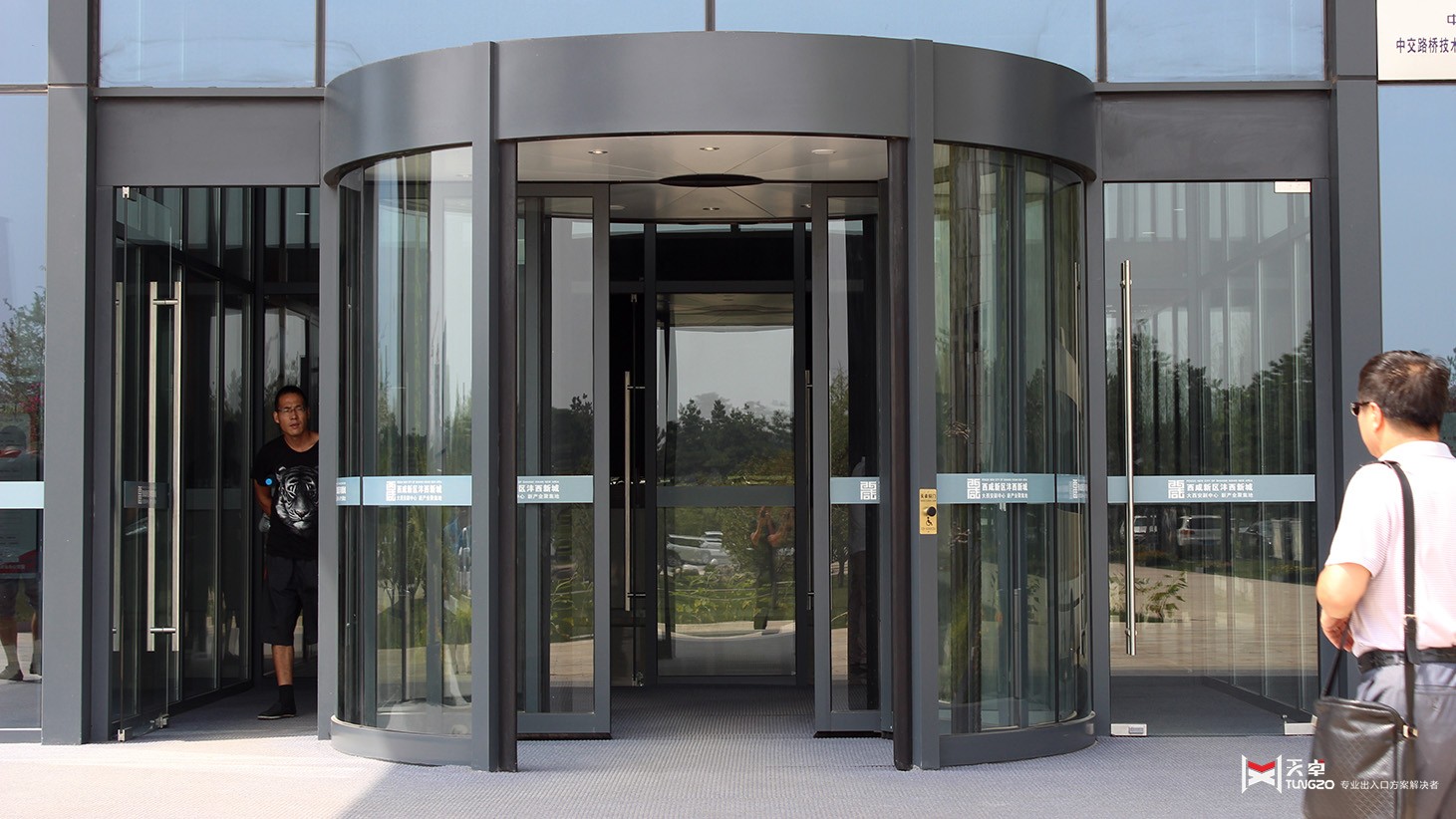 41辦公樓旋轉門兩翼-咸陽灃西管委會2.jpg